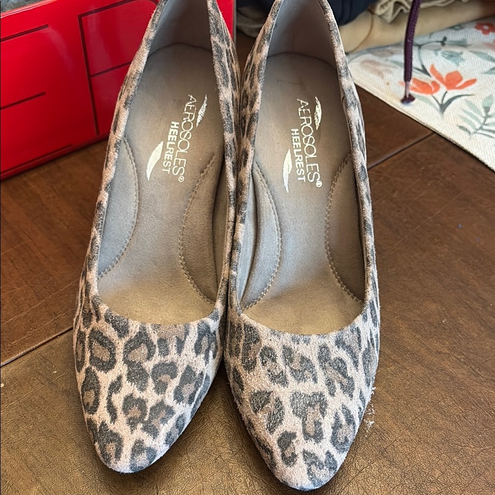 AEROSOLES Heelrest “Exquisite” Leopard Pumps